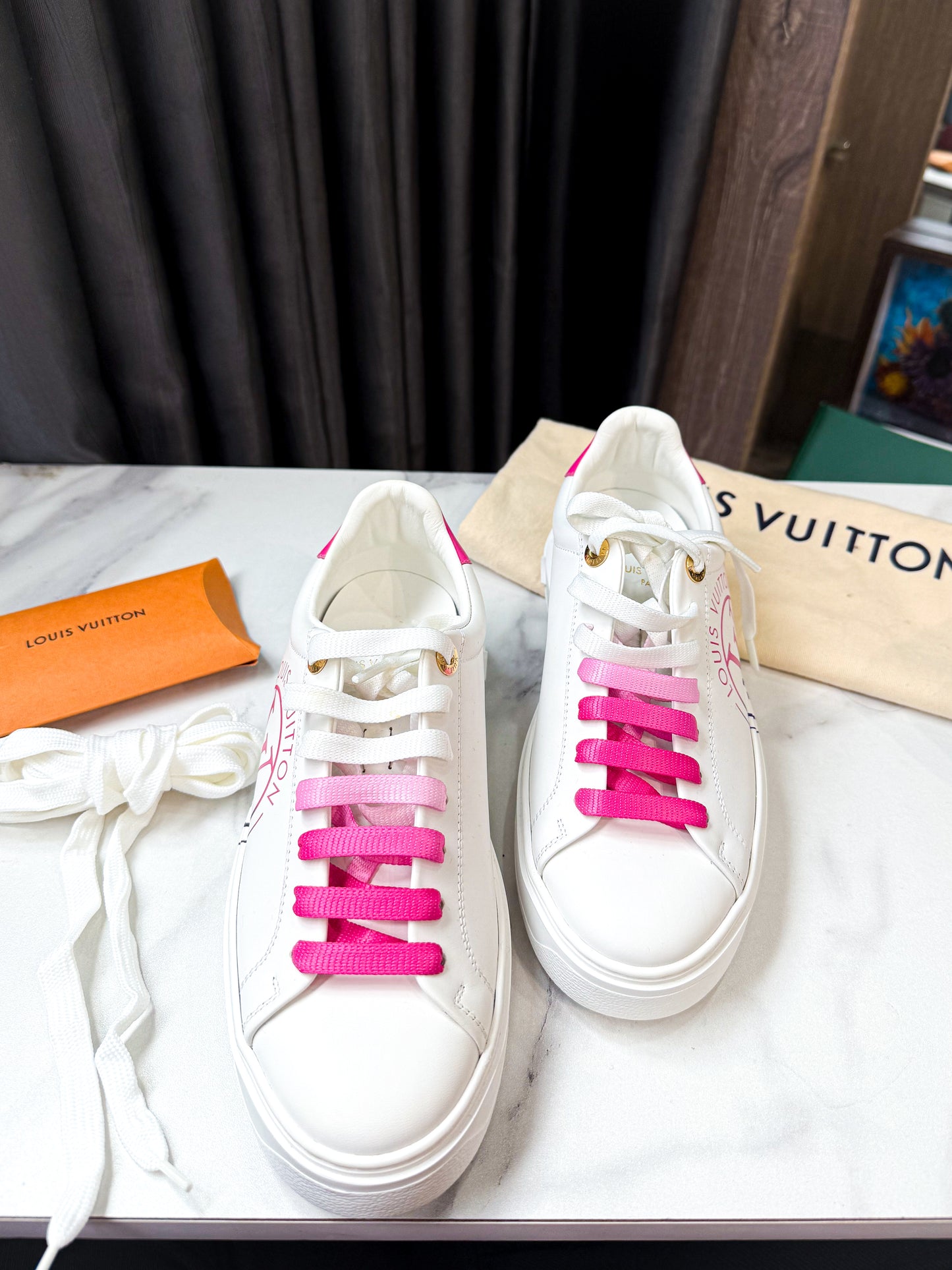 Giày LV Trắng Phối Hồng New Size 36