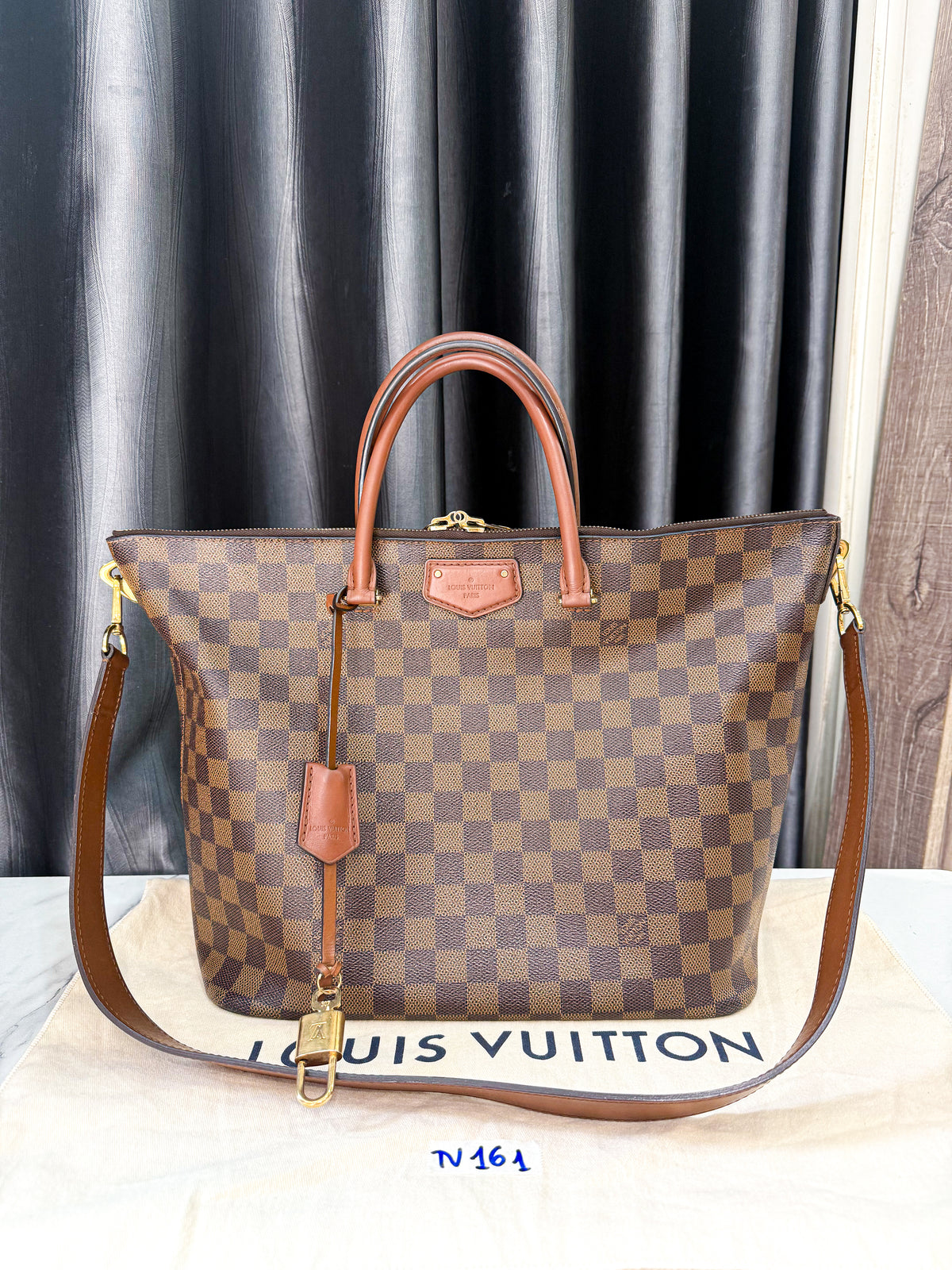 A A LV Belmont TV161