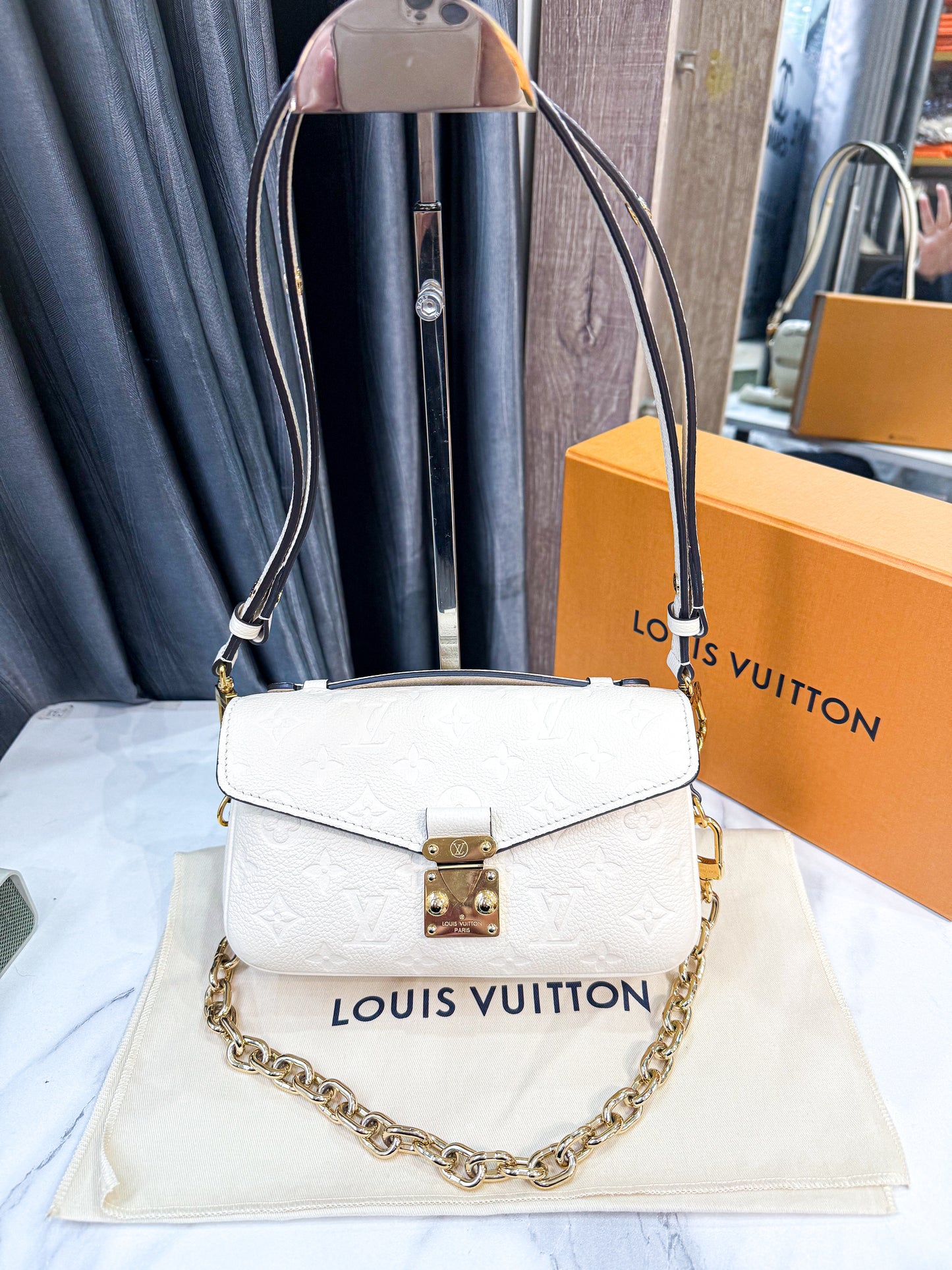 A A LV Metis East West