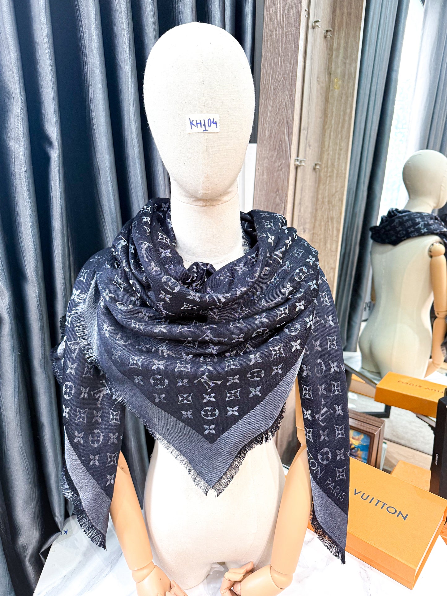 Khăn LV Đen Ánh Kim KH104