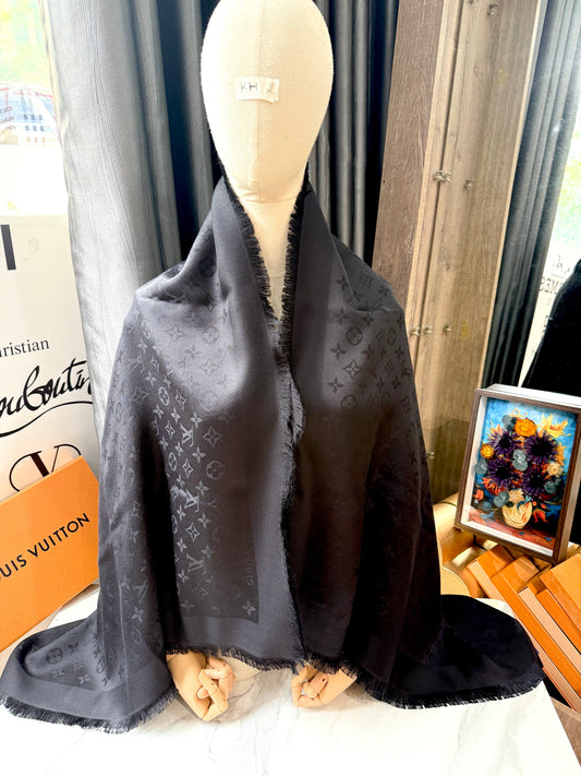 Khăn LV Đen KH2 19/8