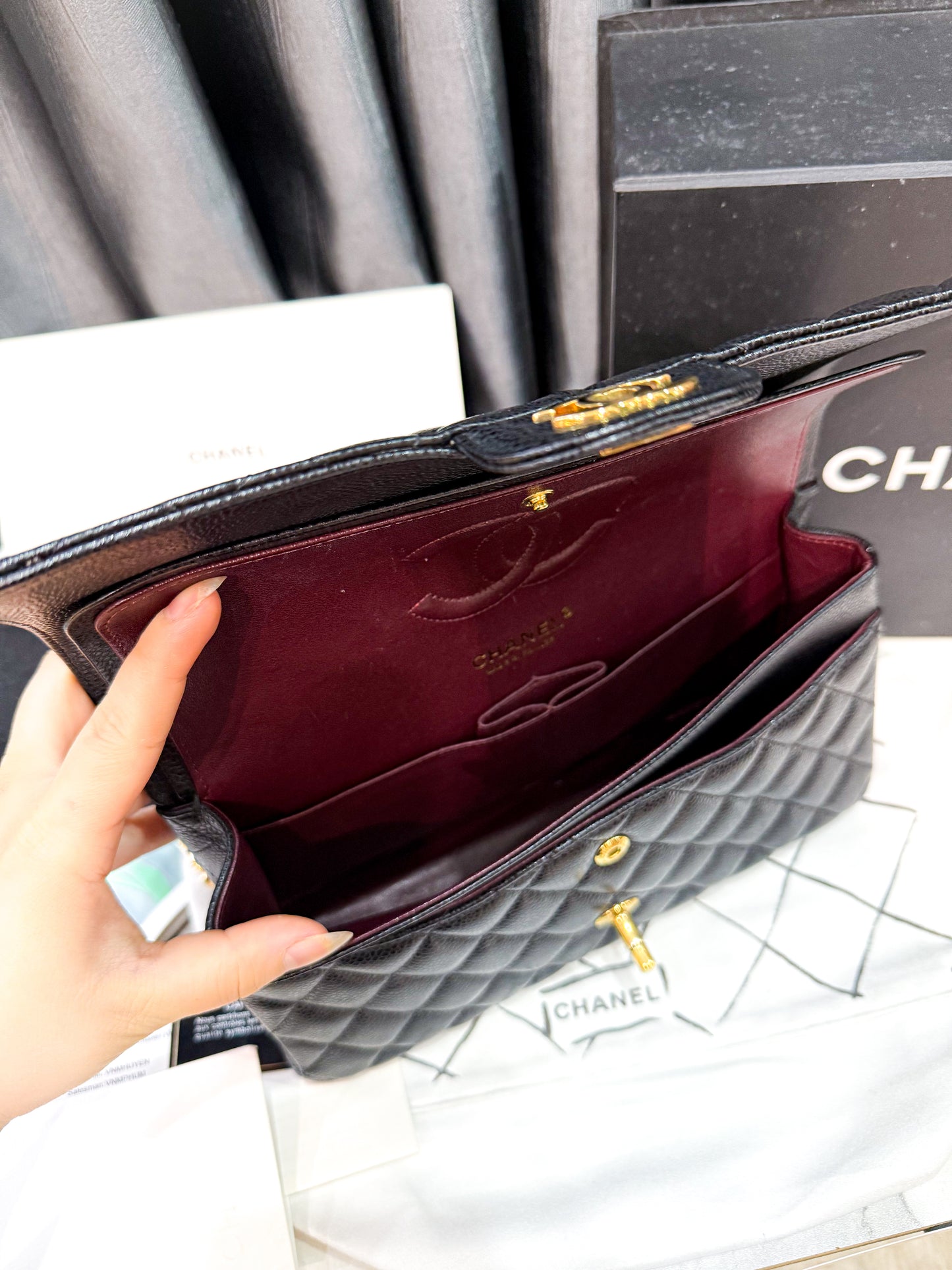 A A A Chanel Classic M Caviar Đen