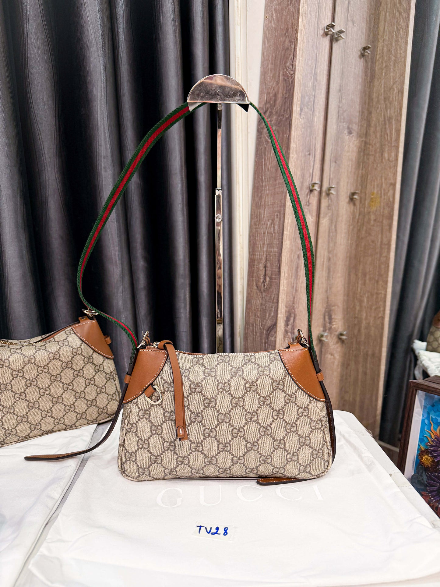A A Gucci Emblem New TV28