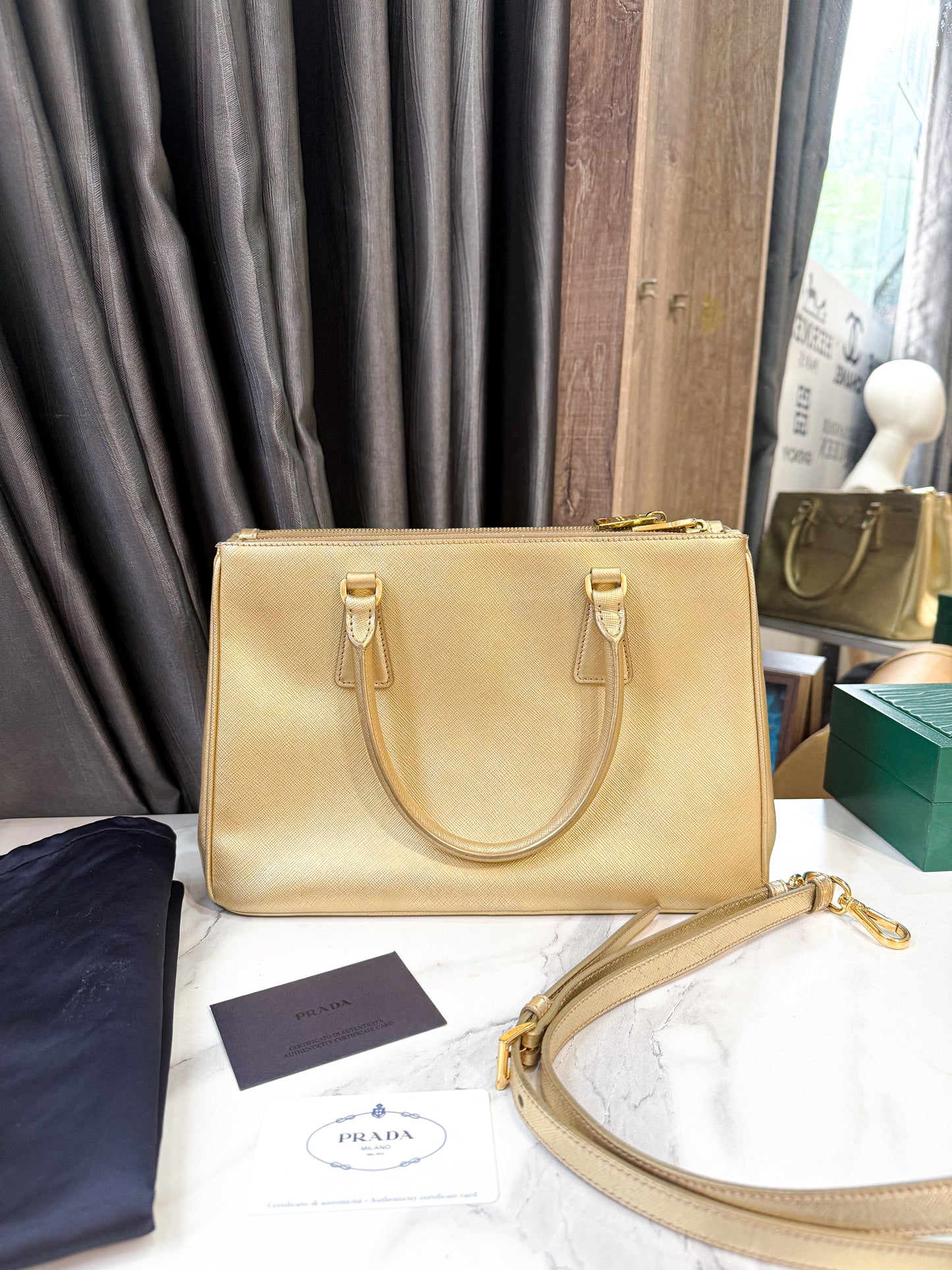 A Prada Nhũ