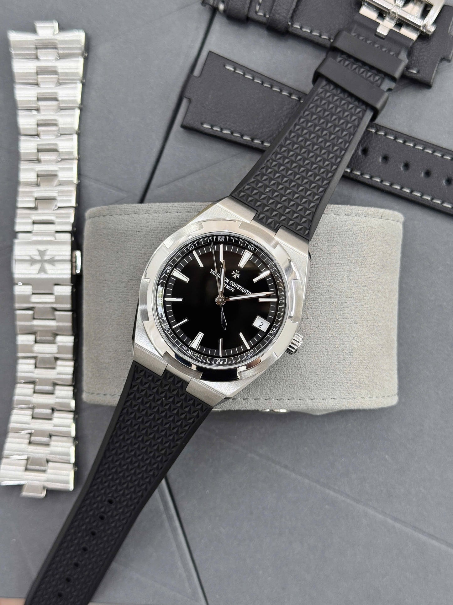 Đồng Hồ Vacheron Constantin Overseas 4520V/210A-B483 Black