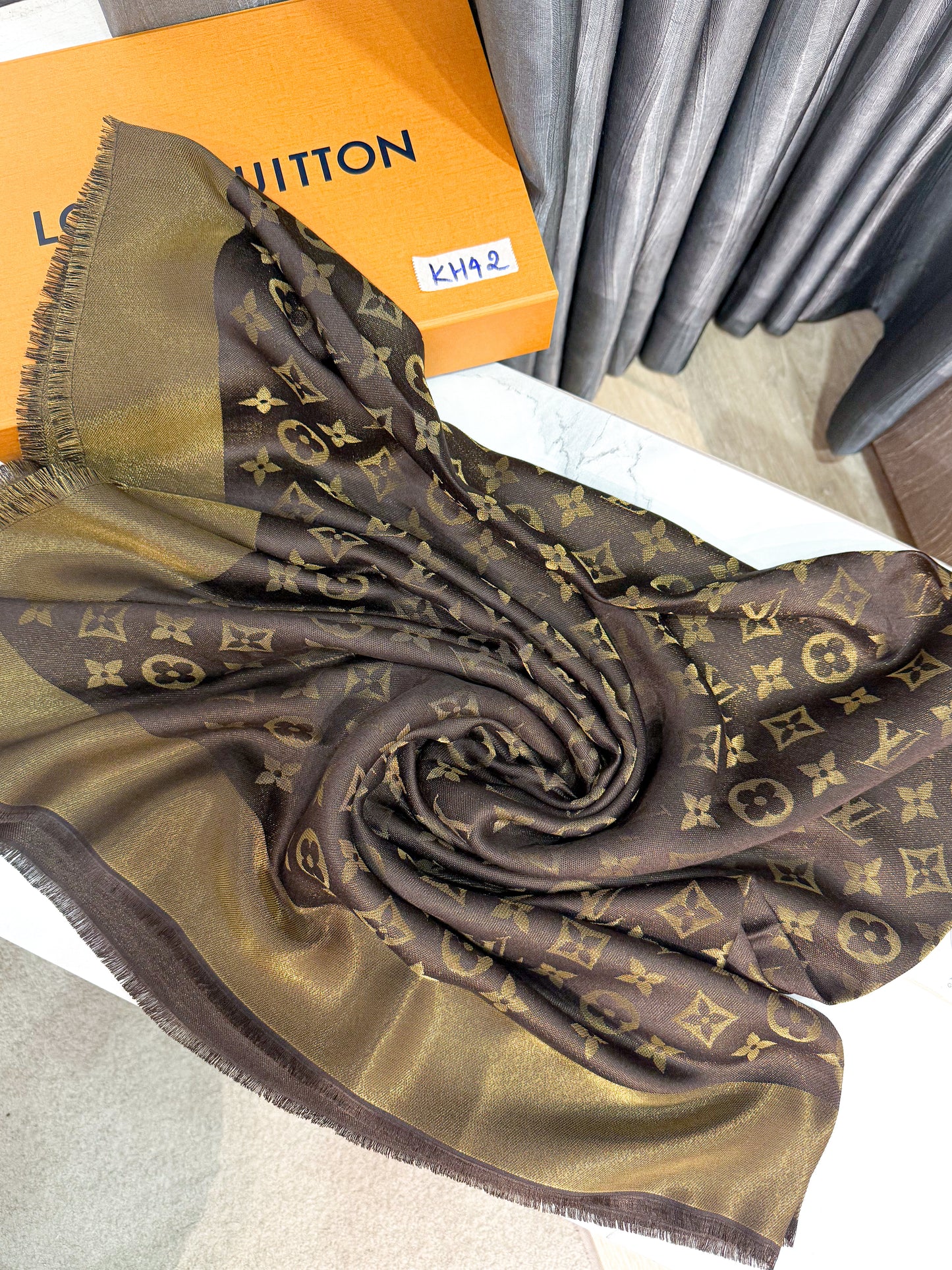 Khăn LV Ánh Kim Nâu KH42 16/11