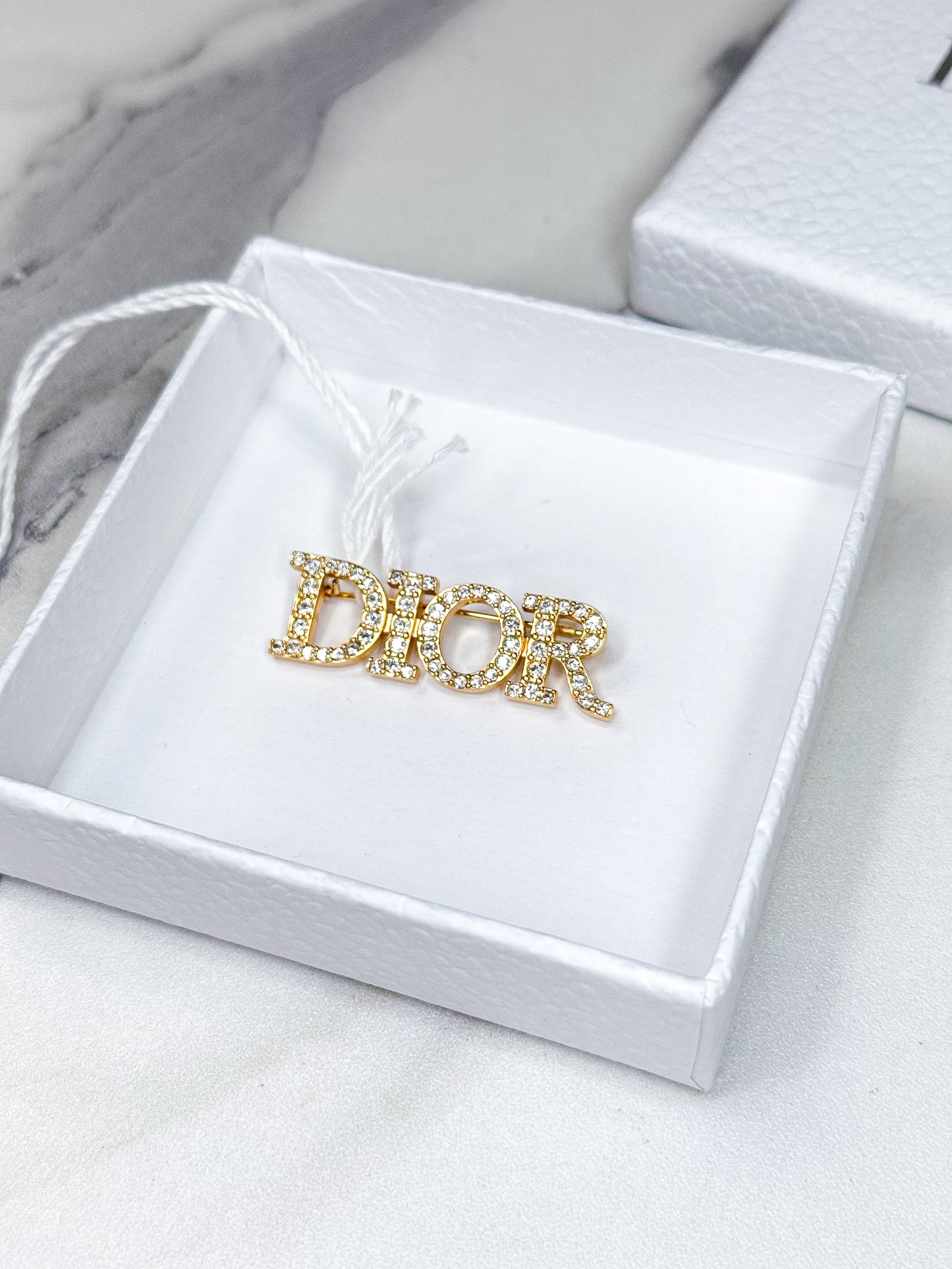 Cài Áo Dior New Trưng Bày D64