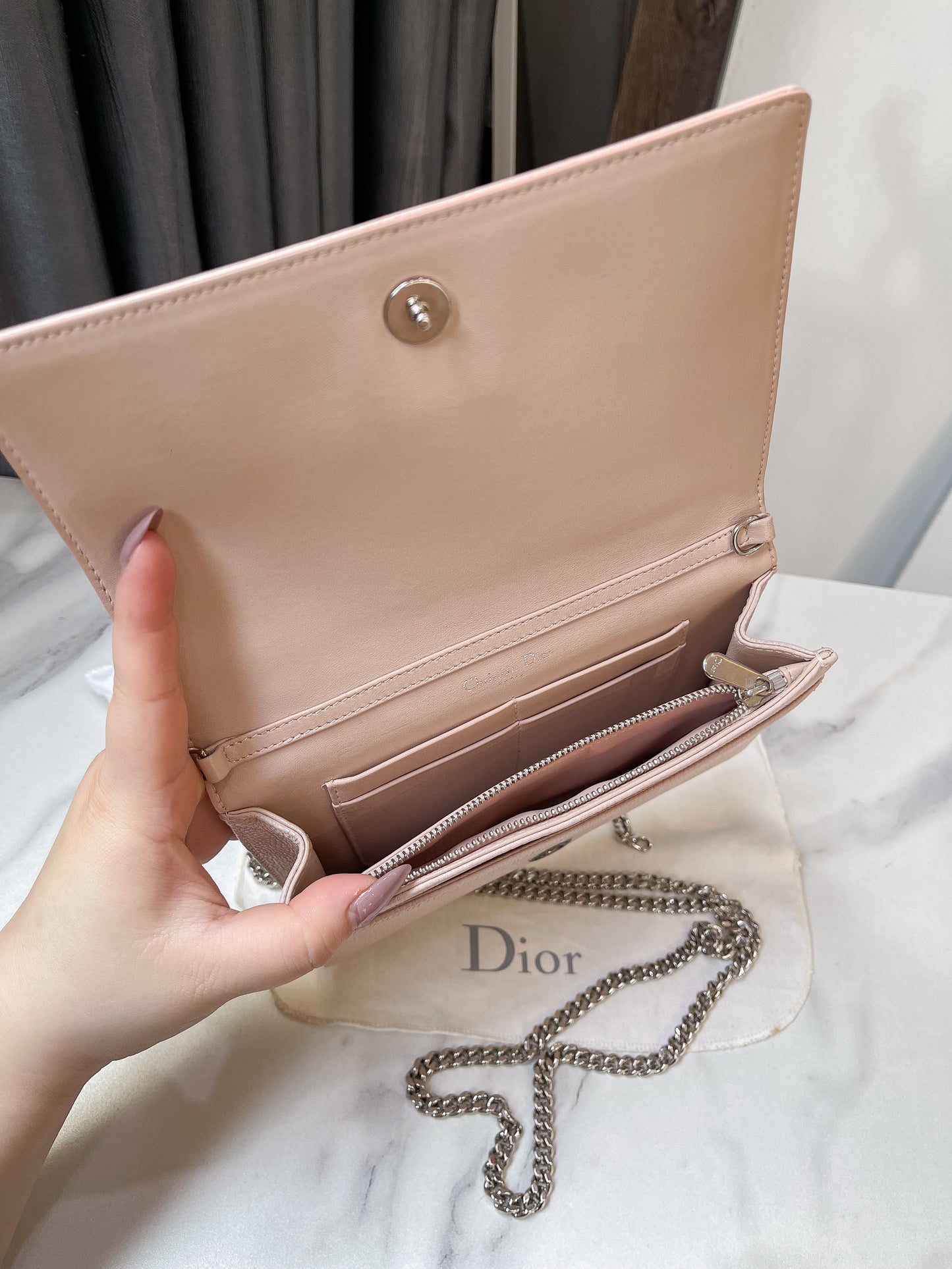 A Pouch Dior Hồng