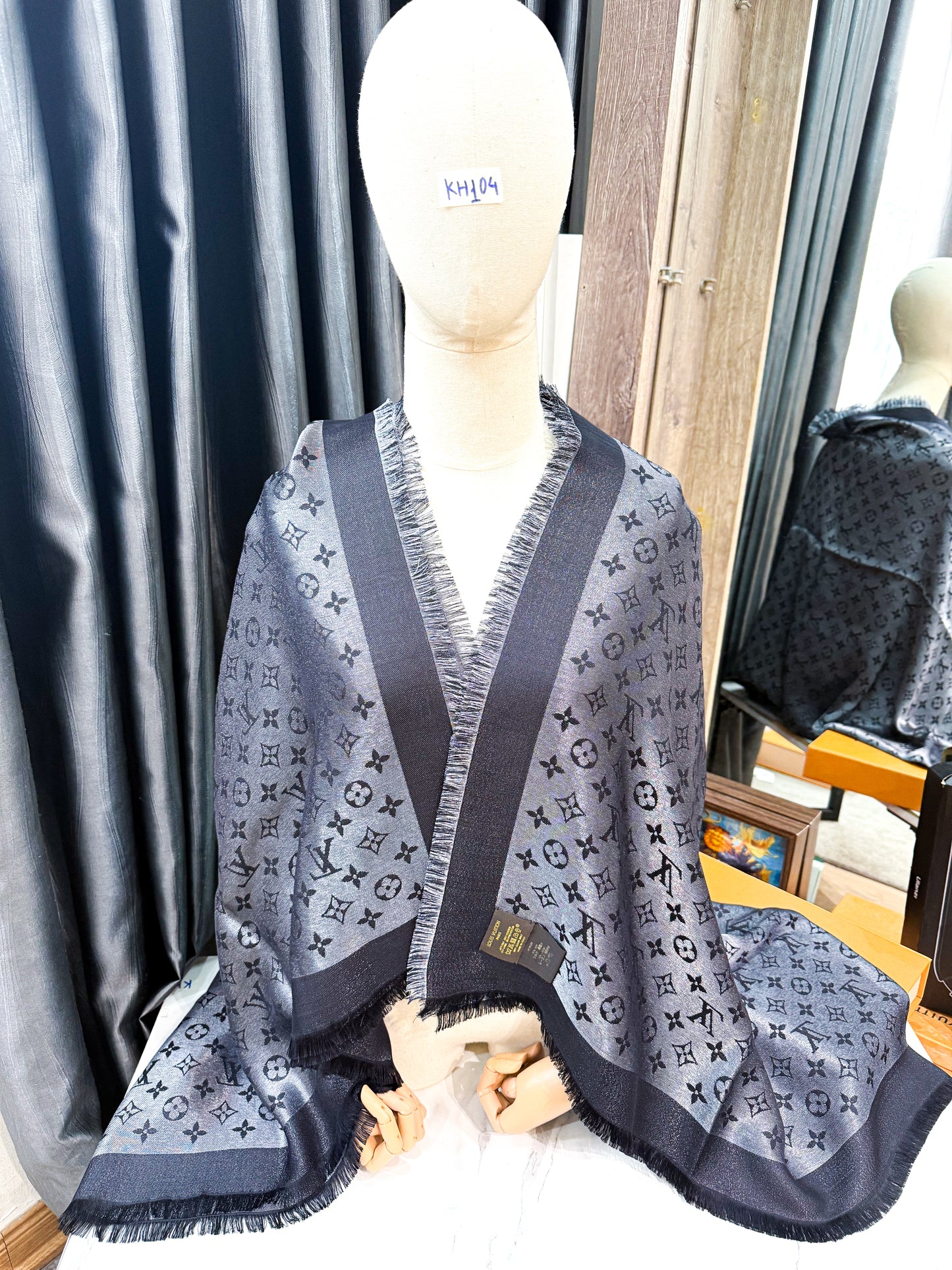 Khăn LV Đen Ánh Kim KH104