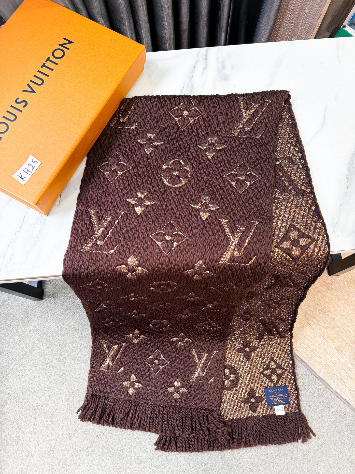 Khăn Len LV Nâu Ánh Kim