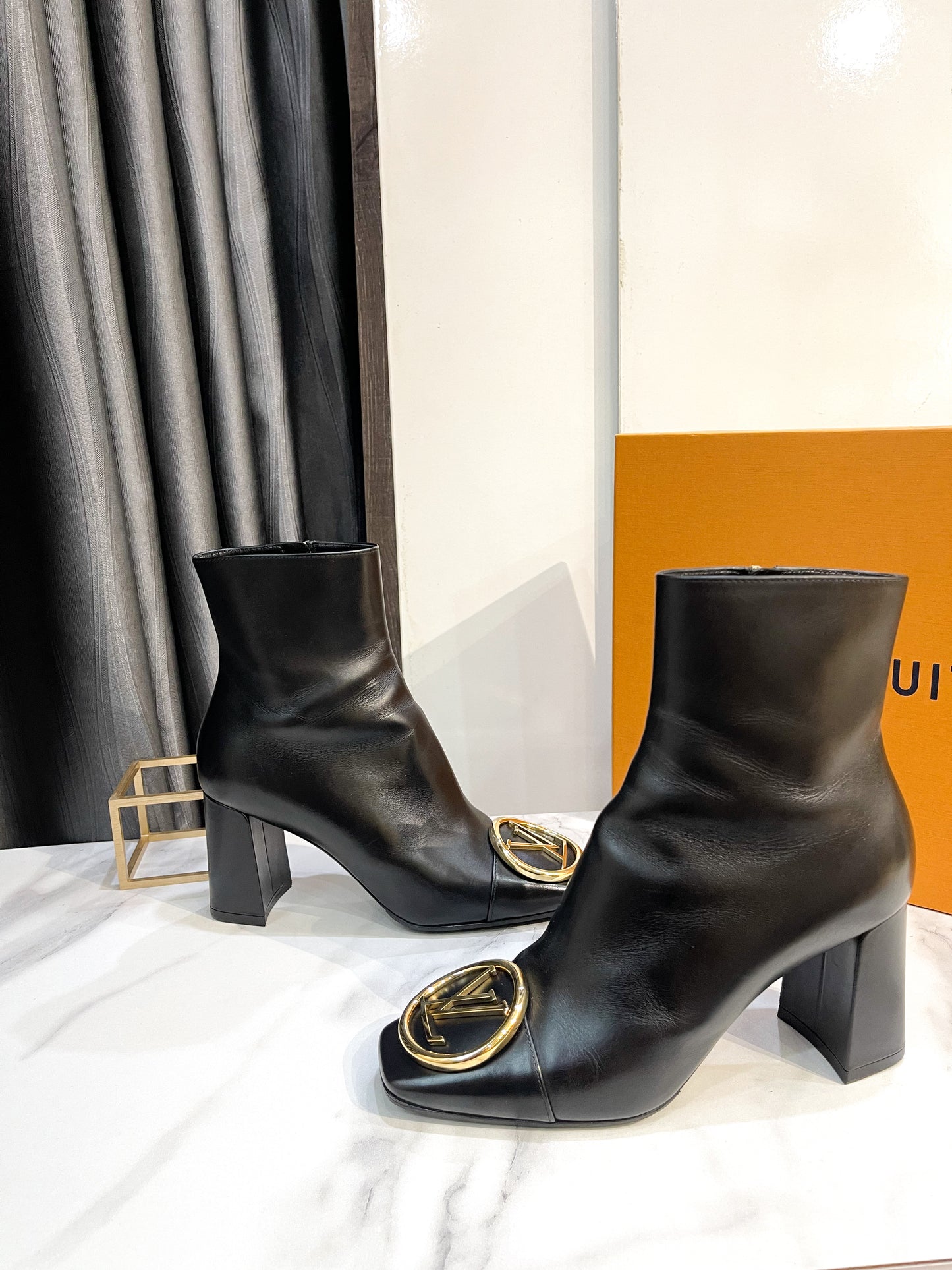 Boot LV Đen Logo Vàng Size 37