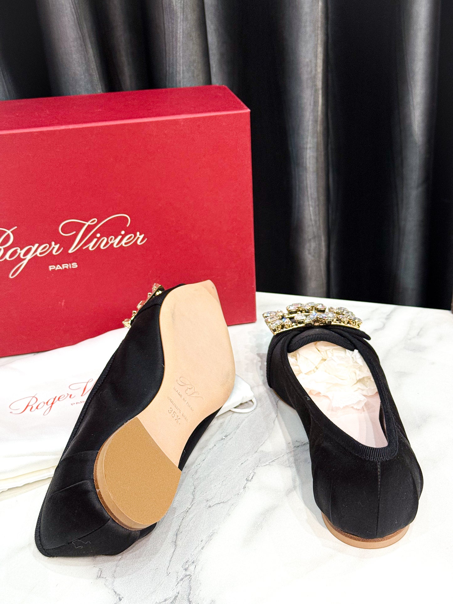 Giày Roger Đen Đính Đá Bệt Size 35.5