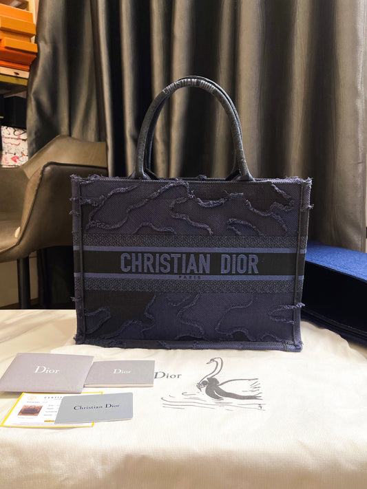 Book Dior Tote Size M