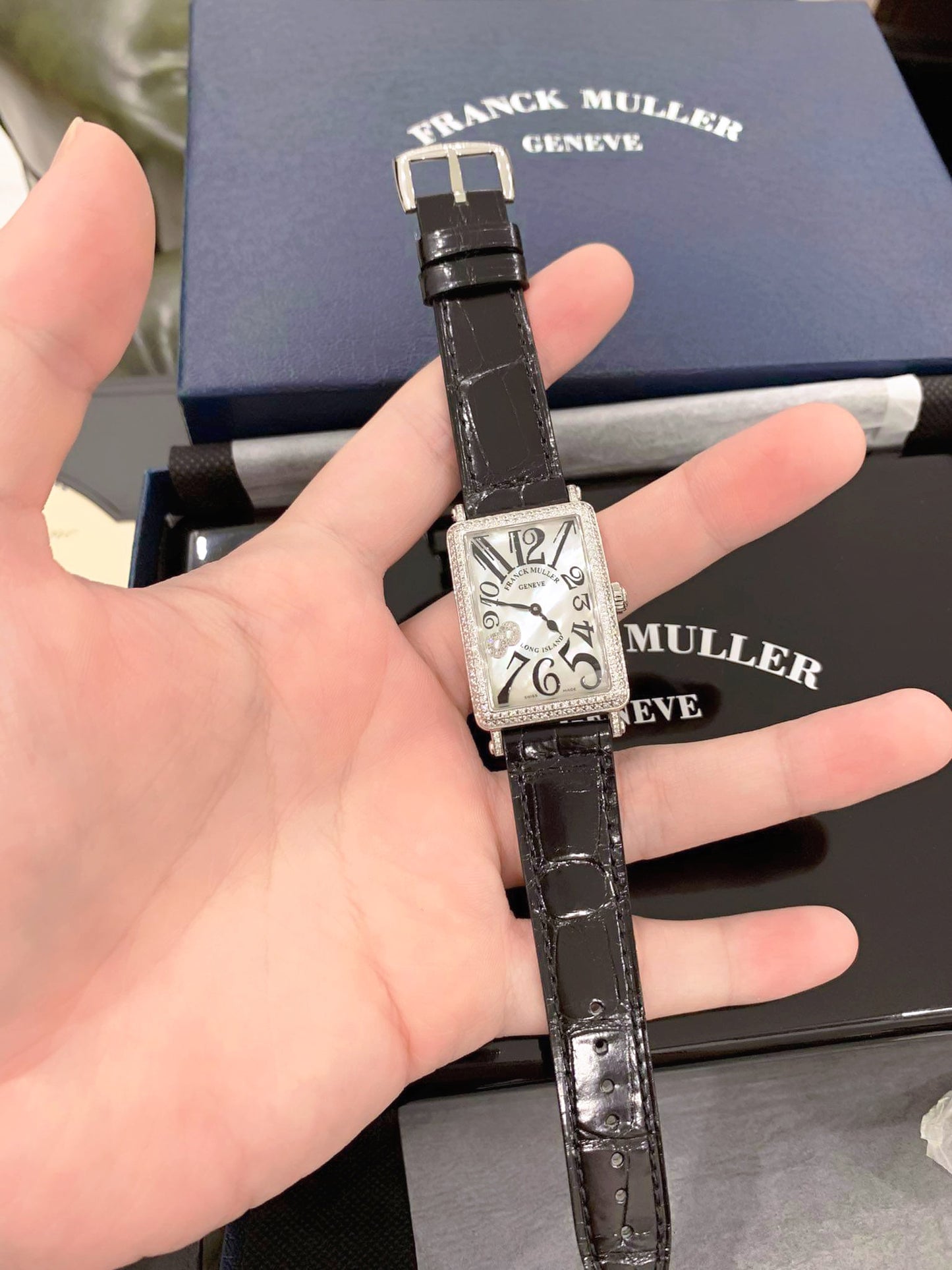 Đồng Hồ Franck Muller 952QZ Số 8 Kim Cương Mặt Số Khảm Trai