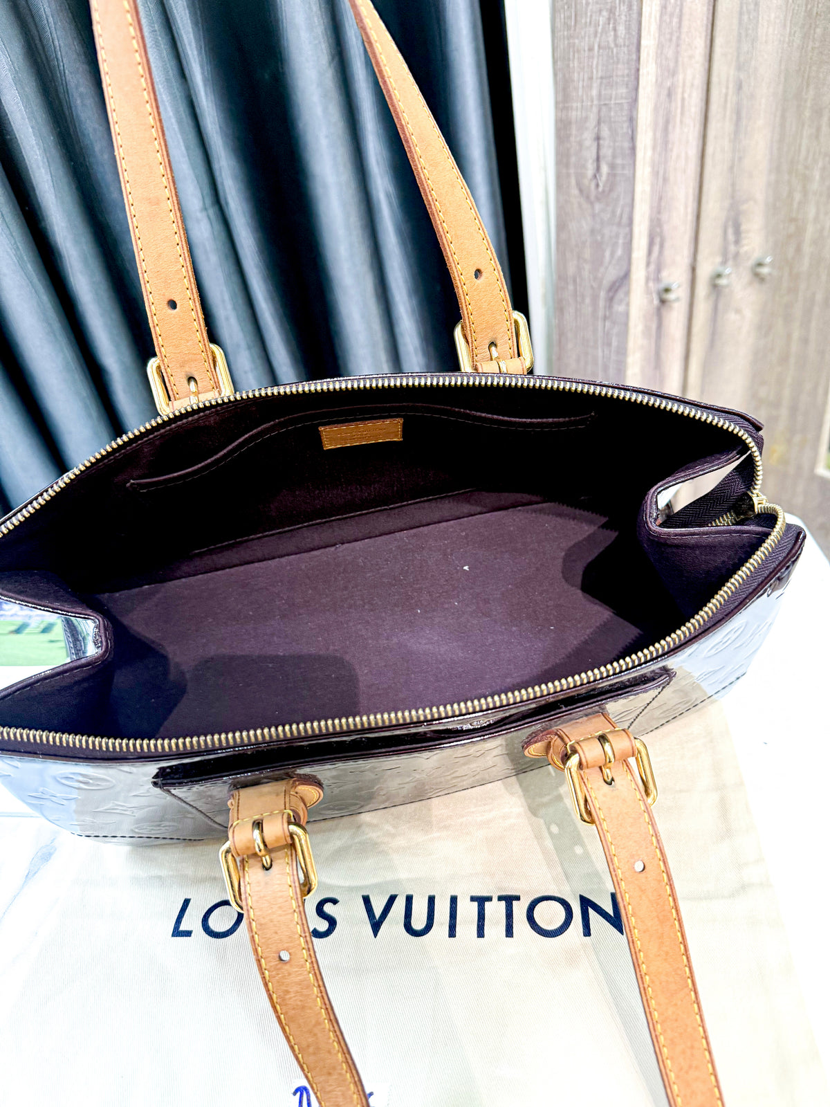 A A LV Handbag Vernis TV156