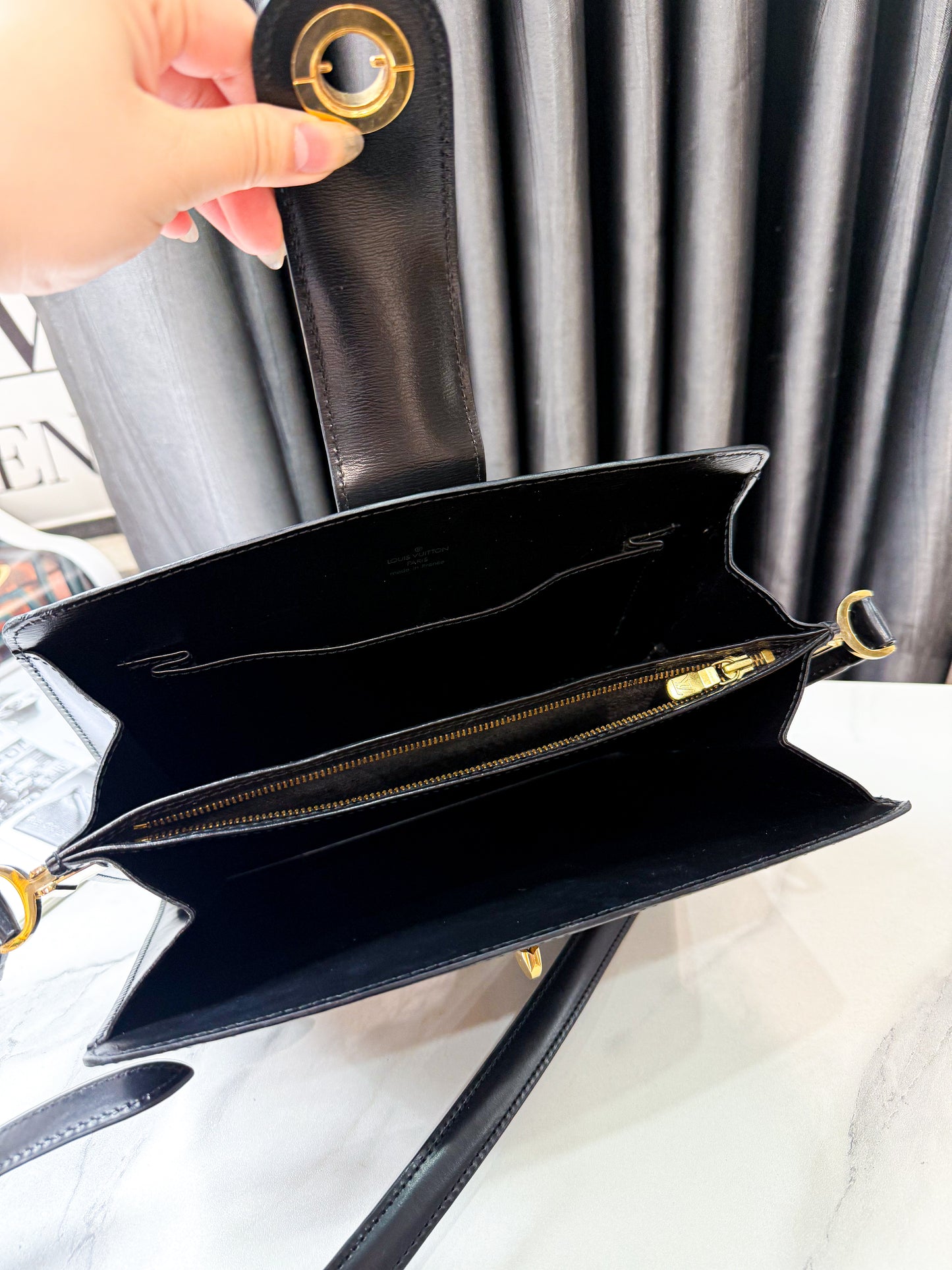 A A Túi Chéo LV Epi Đen