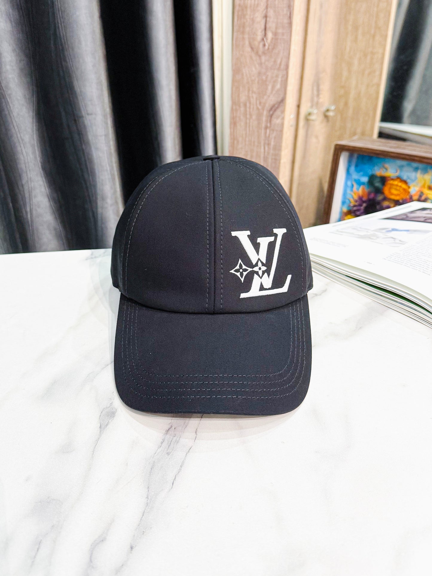 Mũ Lưỡi Trai LV Logo Trắng