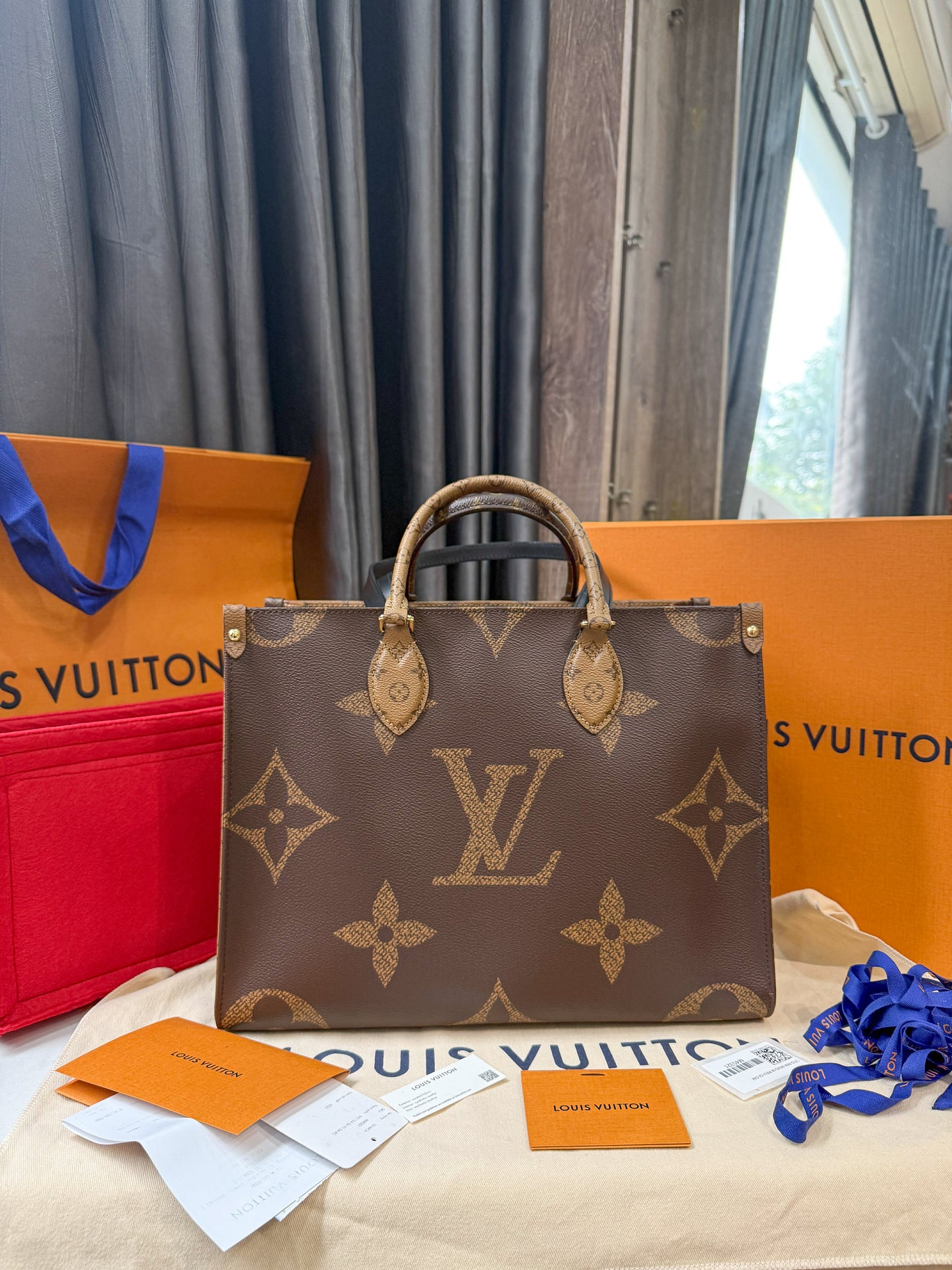 A A LV On The Go MM New