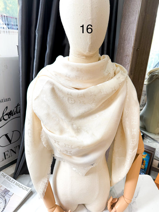 Khăn LV Trắng KH16