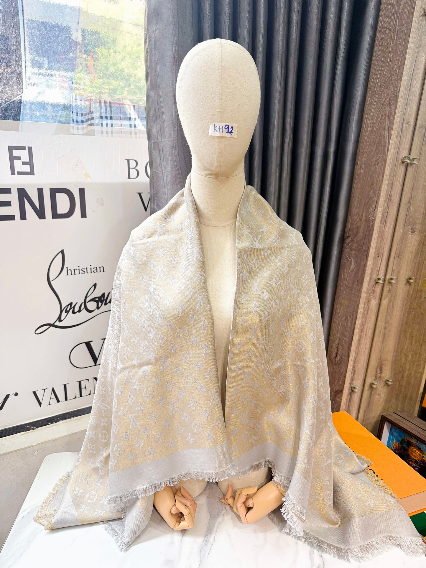 Khăn LV Ánh Kim Ghi Vàng KH92