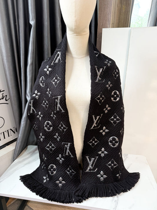 Khăn LV Len Đen Ánh Kim