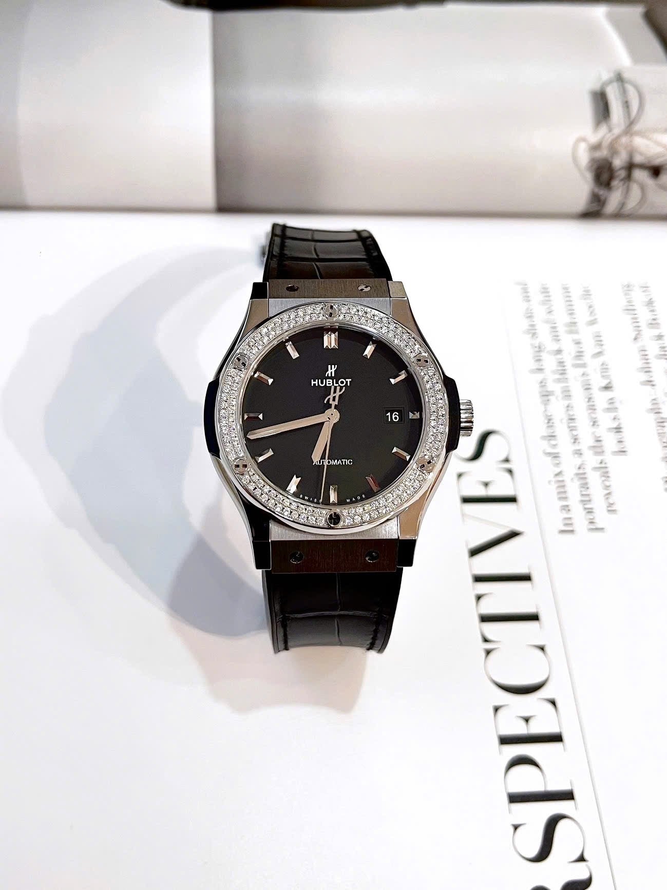 Đồng Hồ Hublot Classic Fusion 42mm Black Custom Benzel Diamond