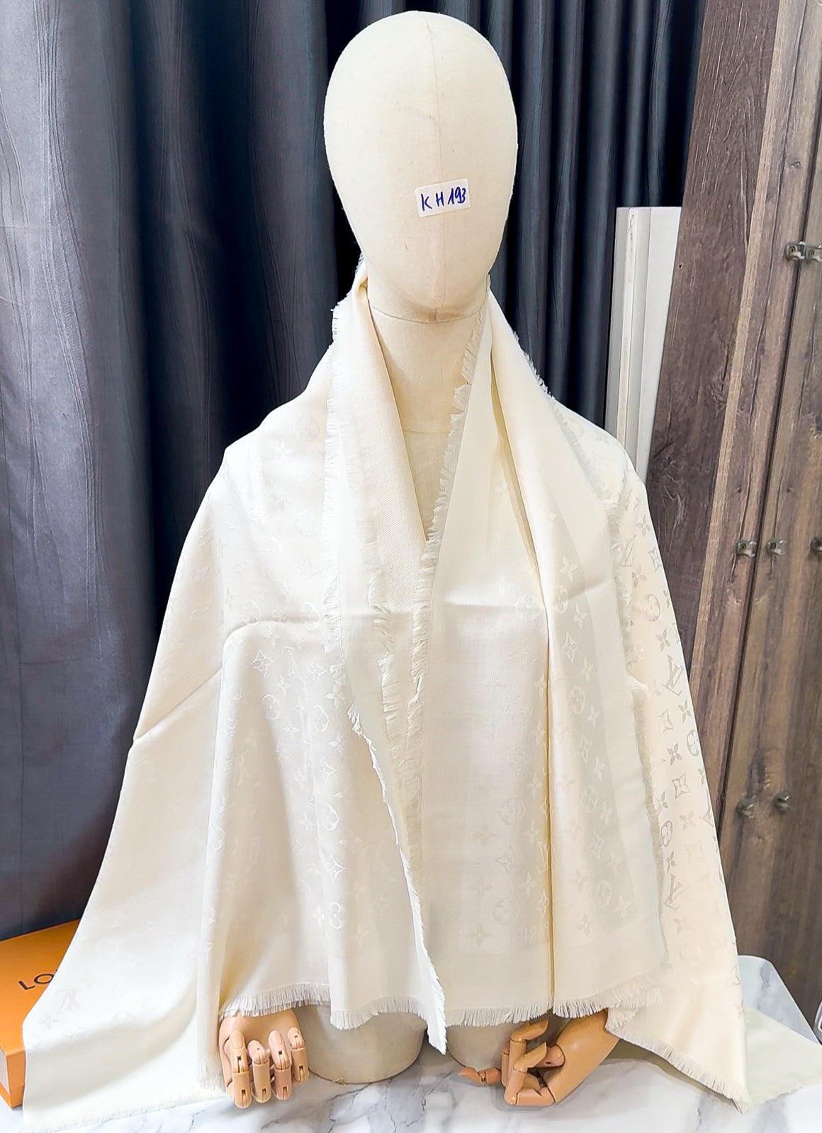 Khăn LV Trắng KH193