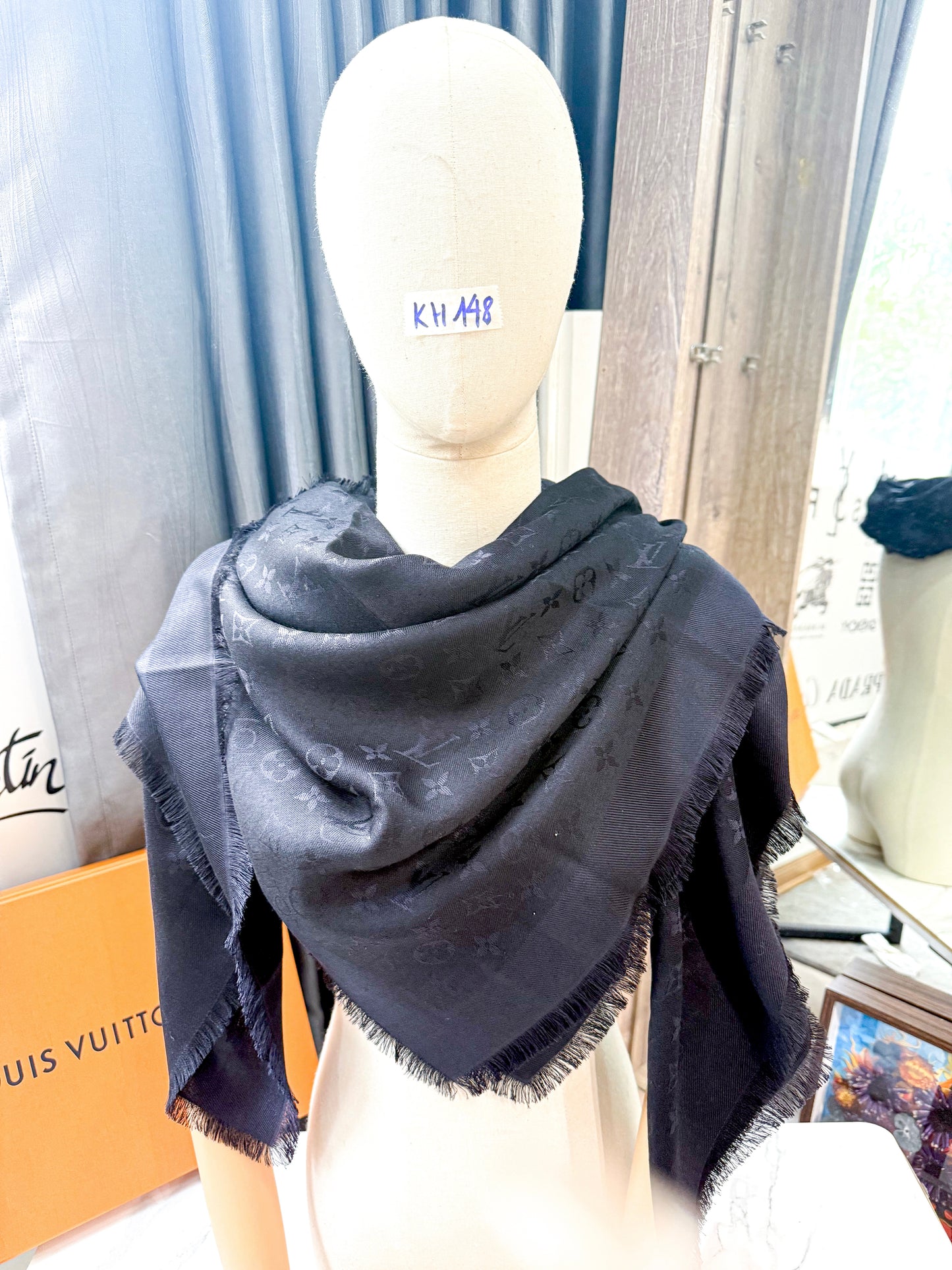 Khăn LV Đen KH148