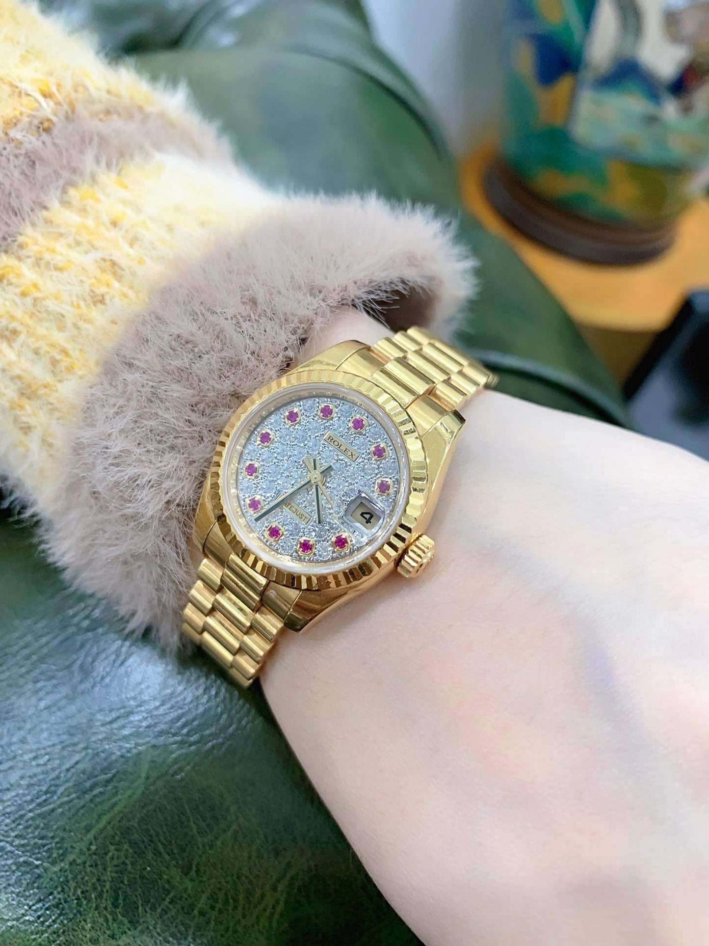 A Rolex Yellow Gold 26mm mặt số full kim cương zin hãng