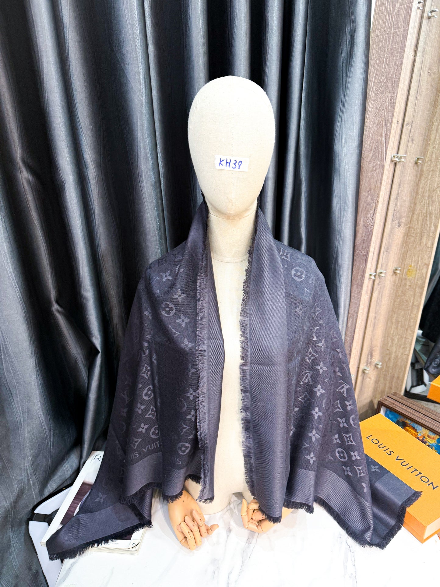 Khăn LV Grey KH38 13/11