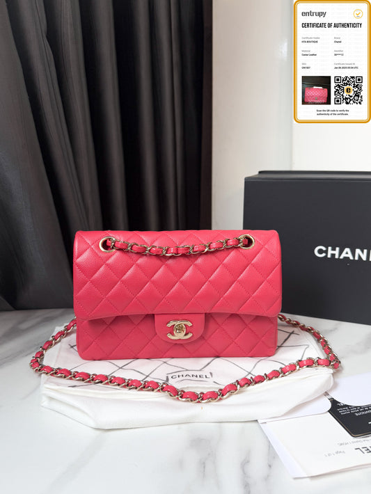 A Chanel Classic Caviar Size S