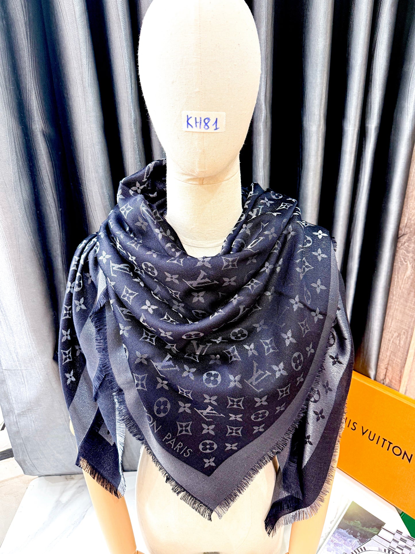 Khăn LV Đen Ánh Kim KH81 16/12