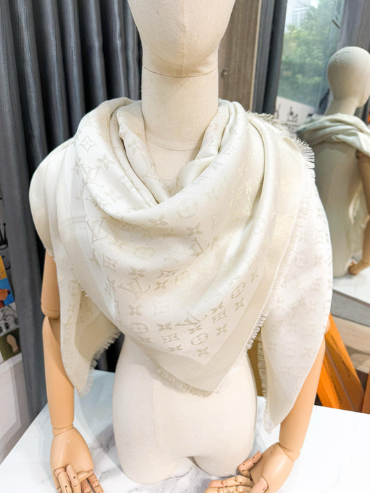 Khăn LV Trắng Ánh Kim 5/4