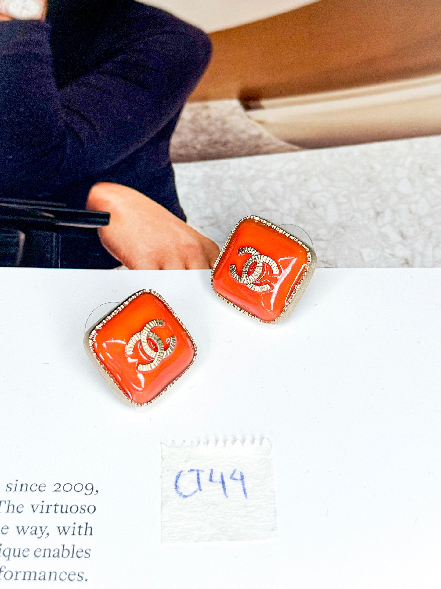 Khuyên Tai Chanel Cam CT44