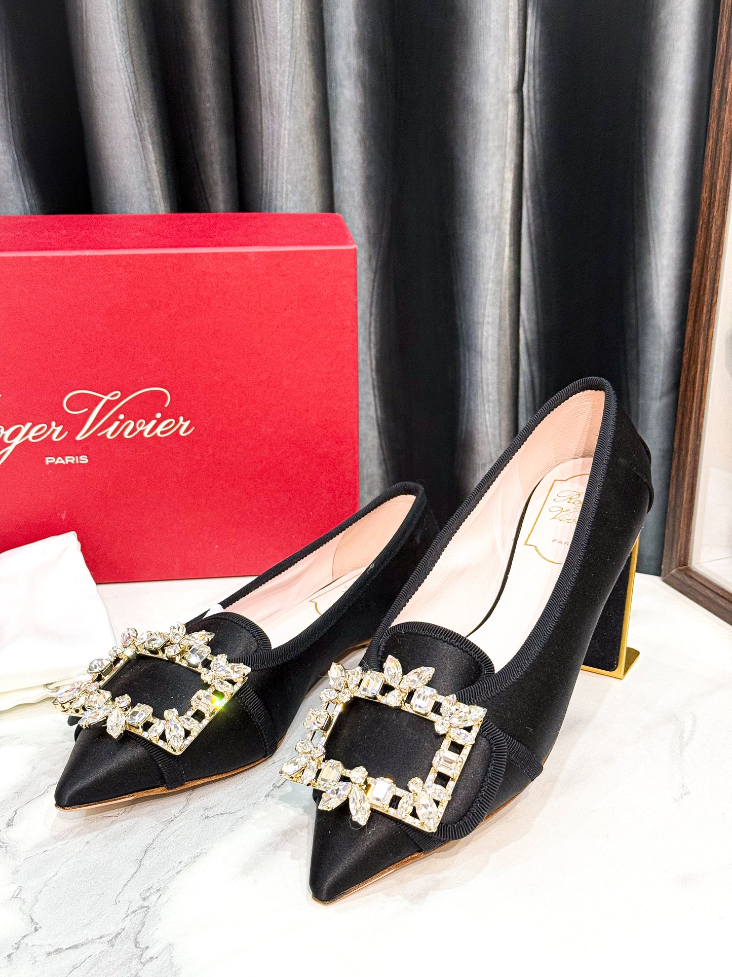 Giày Roger Đen Đính Đá Bệt Size 35.5
