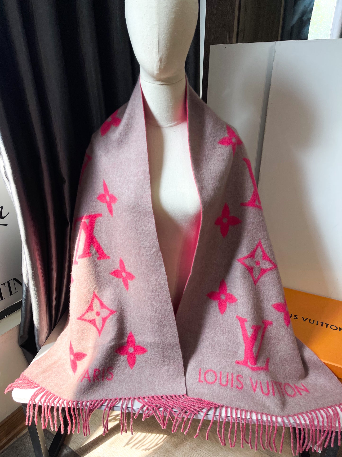 Khăn LV Cashmere Grey Fuchsia