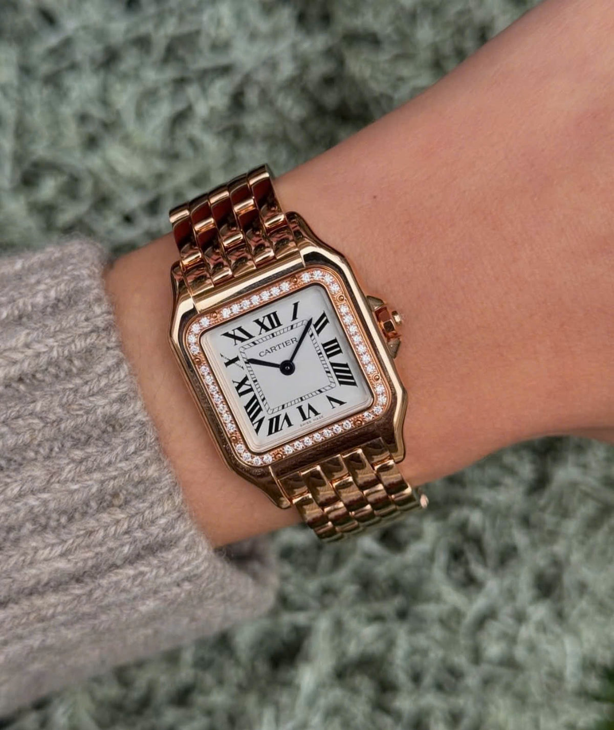 C.A.R.T.I.E.R PANTHÈRE ROSE GOLD DIAMOND trên tay