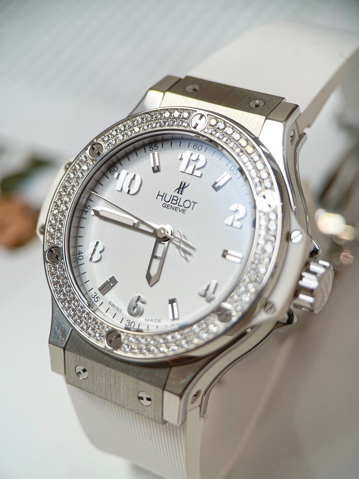 Đồng Hồ Hublot Bigbang White Benzel Diamonds size 38mm