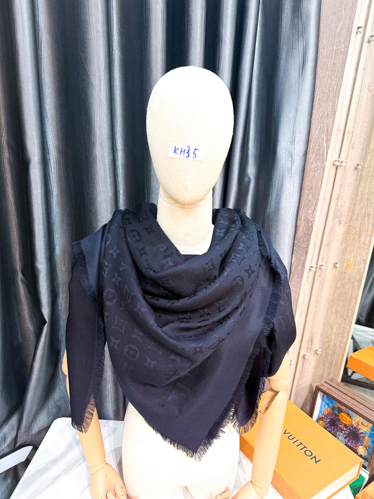 Khăn LV Đen KH35 12/11