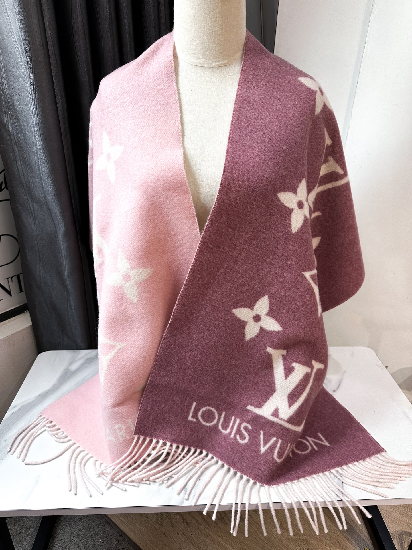 Khăn LV Cashmere Hồng