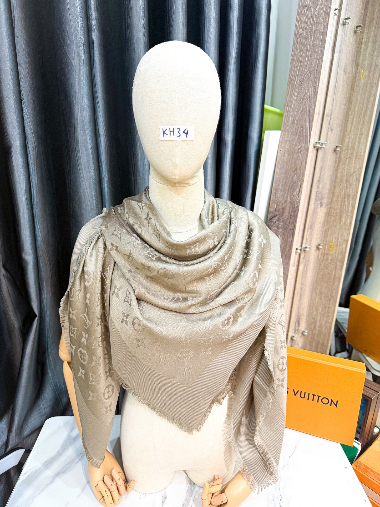 Khăn LV Khổ 140x140 KH34 12/11