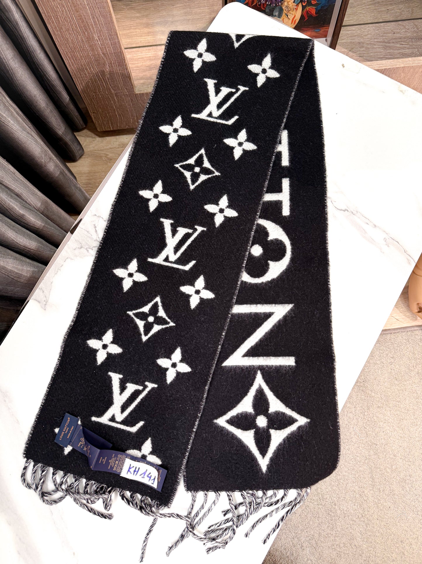 Khăn Cashmere LV Đen New Trưng Bày KH141