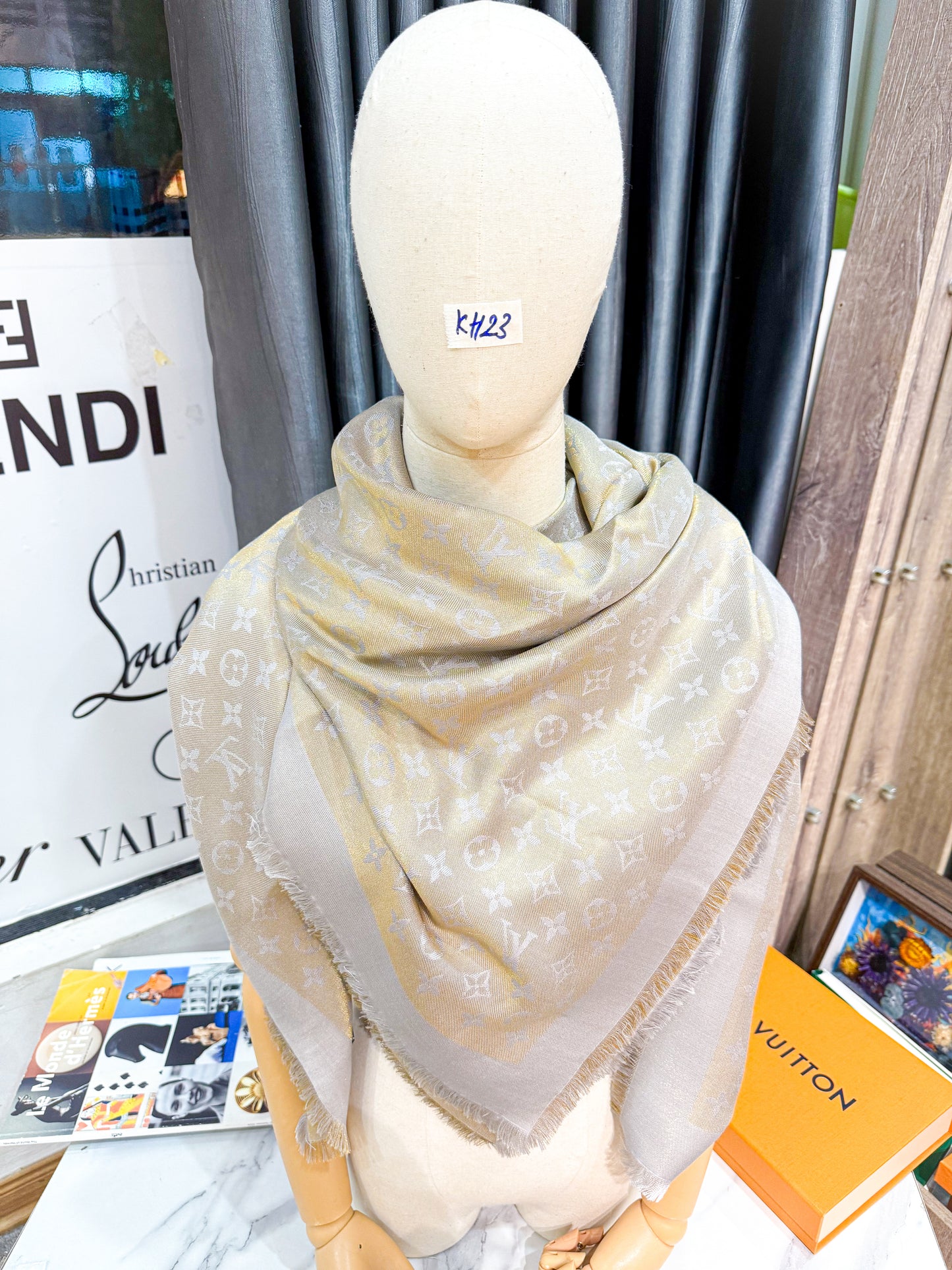 Khăn LV Ánh Kim Ghi Vàng KH23 4/11