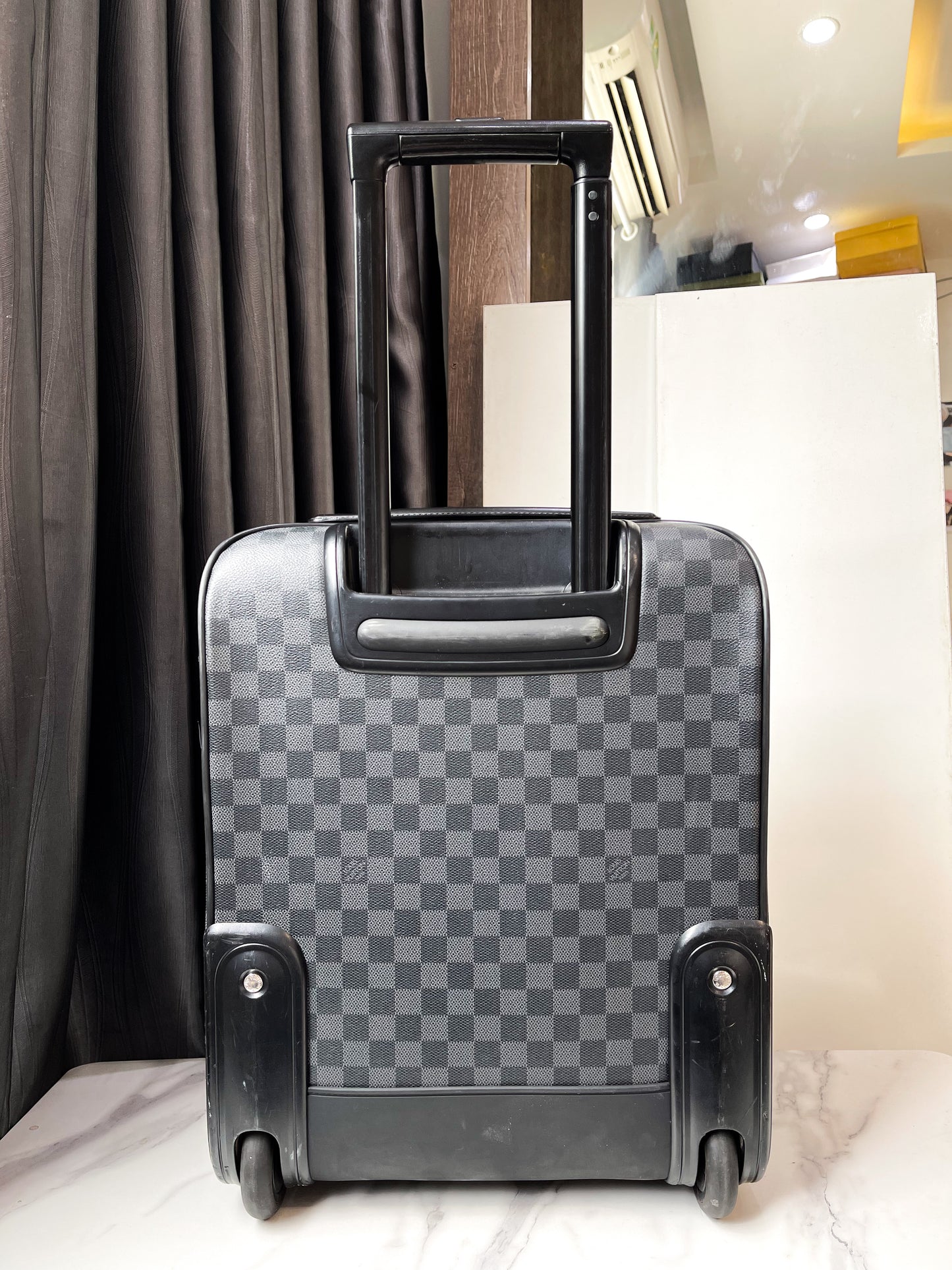 A LV Vali Damier Size Cabin