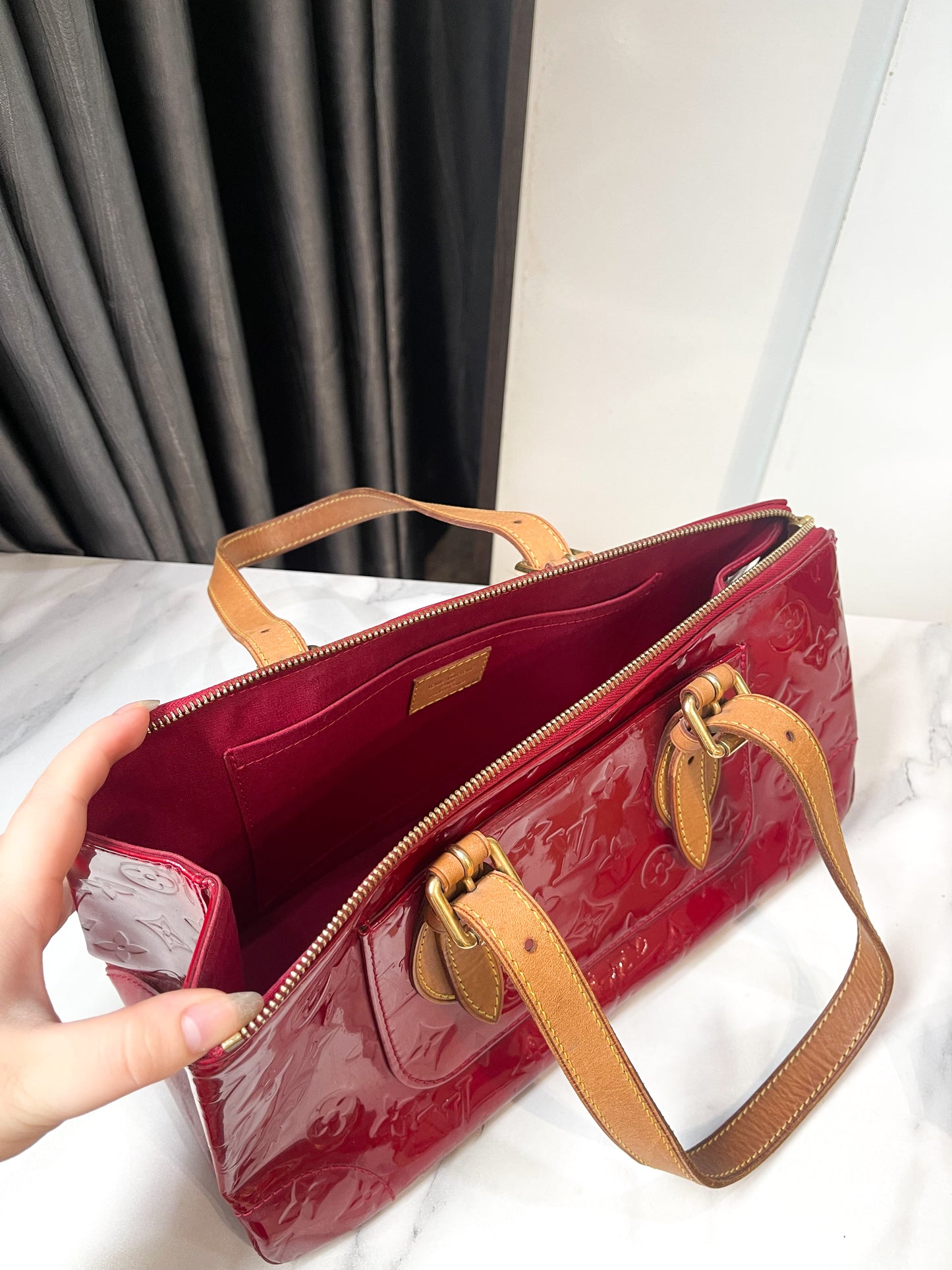 A Handbag LV Vernis