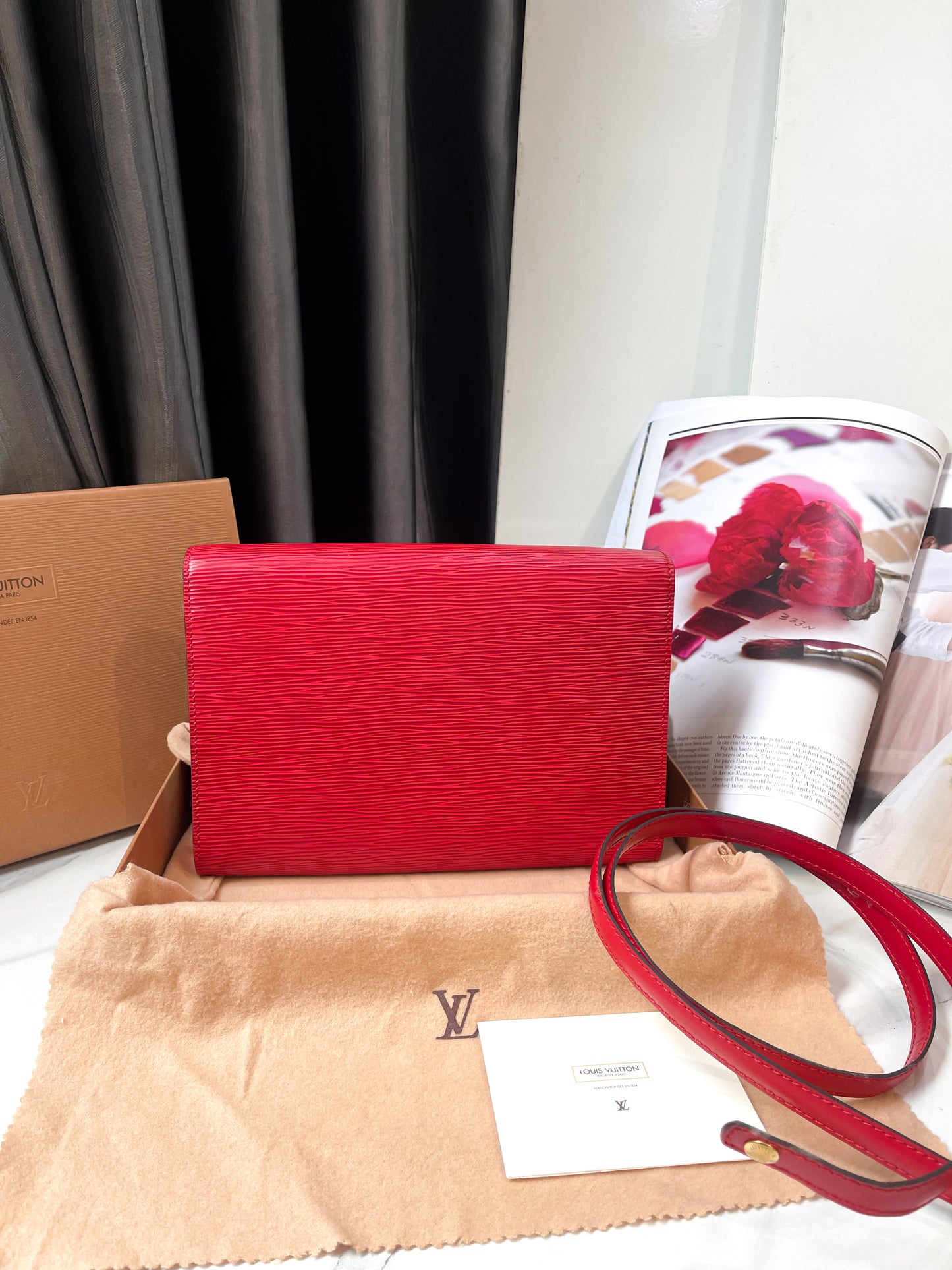 A LV Bag Epi Đỏ