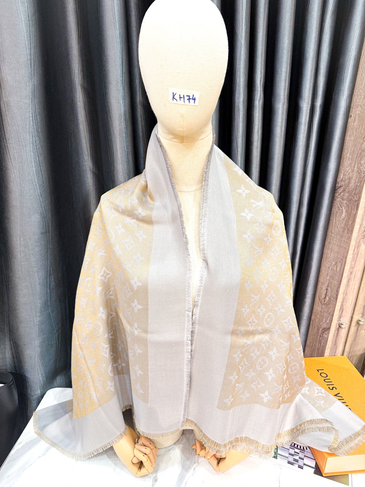 Khăn LV Ánh Kim Ghi Vàng KH74 11/12