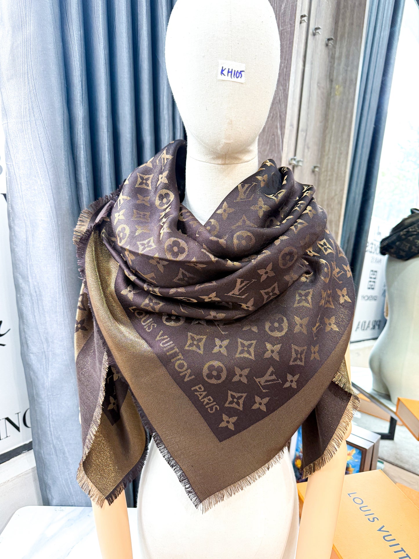 Khăn LV Nâu Ánh Kim KH105