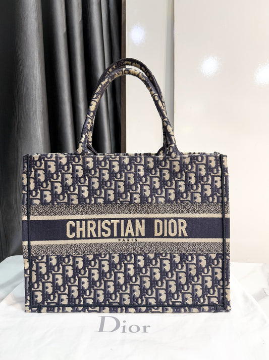 A Book Tote Dior Size M