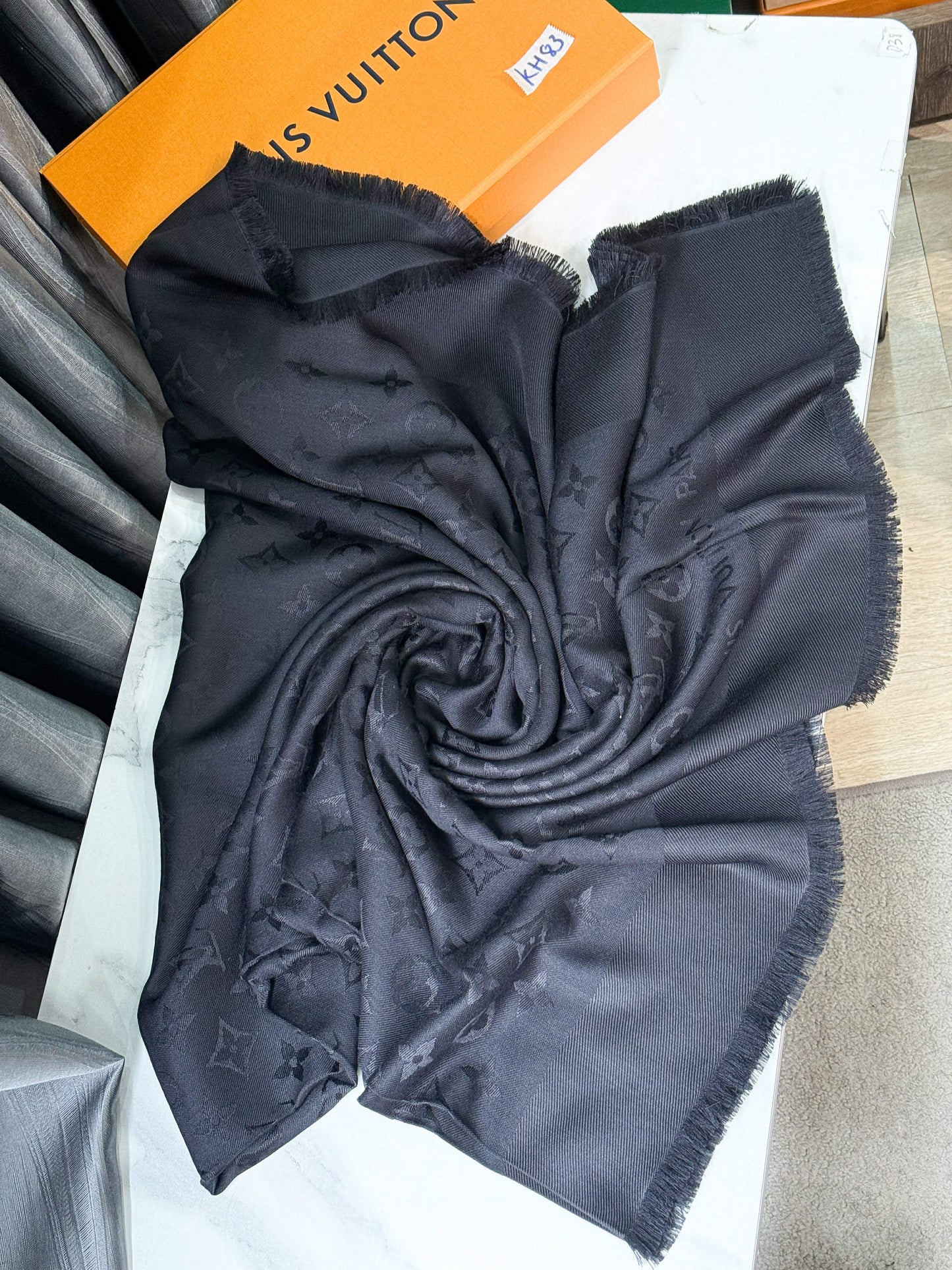 Khăn LV Đen KH83 17/12